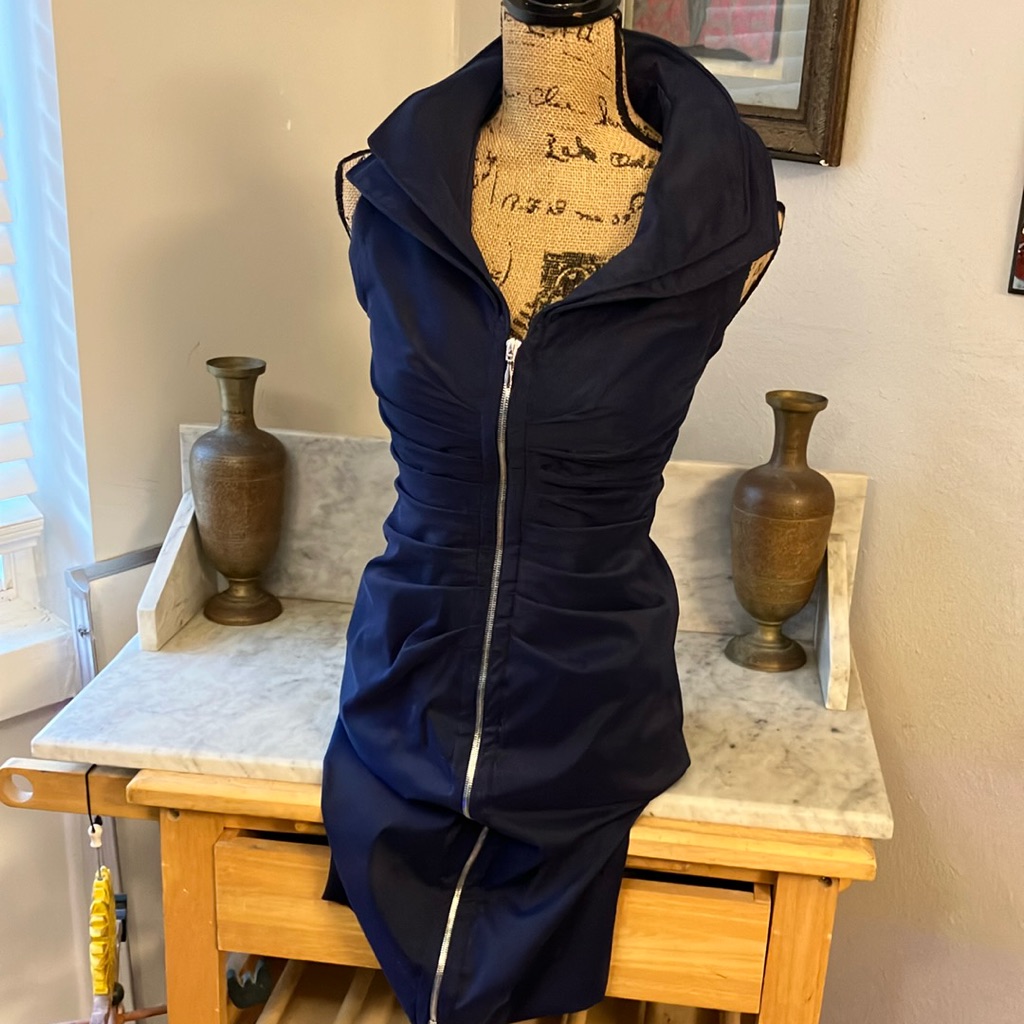 Love This Dress! Joseph Ribkoff Size 6 Shift With Stand Up Collar And Zips Down!